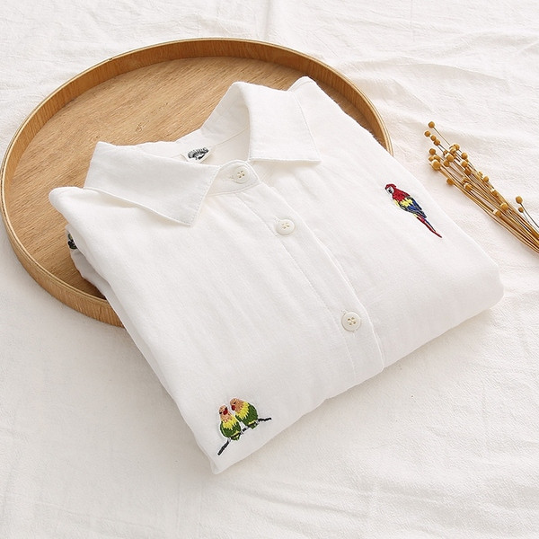 Модерна дамска риза в бял цвят с бродерия и копчета