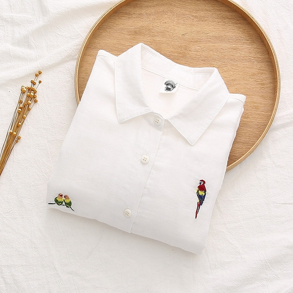 Модерна дамска риза в бял цвят с бродерия и копчета