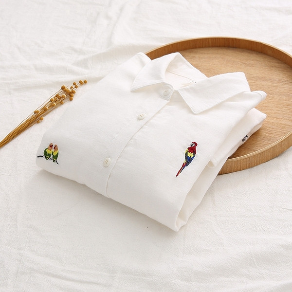 Модерна дамска риза в бял цвят с бродерия и копчета