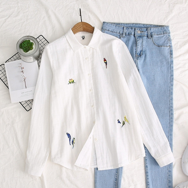 Модерна дамска риза в бял цвят с бродерия и копчета