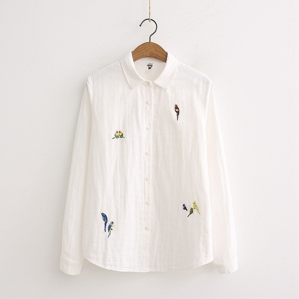 Модерна дамска риза в бял цвят с бродерия и копчета