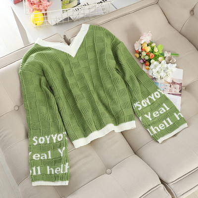 Дамски пуловер с надписи на ръкавите розов, зелен и бял цвят