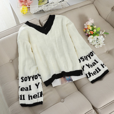 Дамски пуловер с надписи на ръкавите розов, зелен и бял цвят