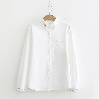 Модерна дамска риза в бял и син цвят с бродерия