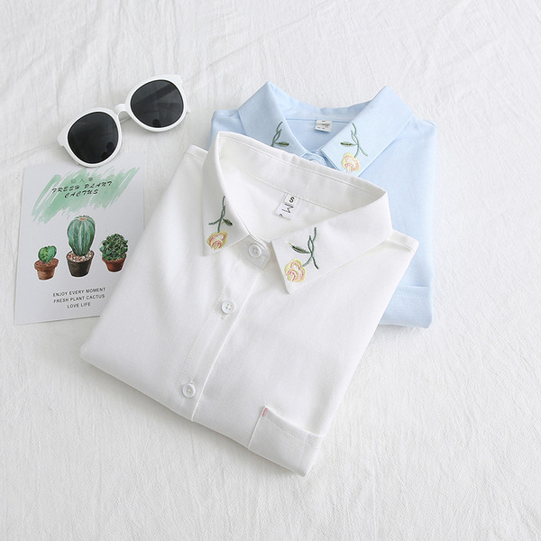 Модерна дамска риза в бял и син цвят с бродерия 