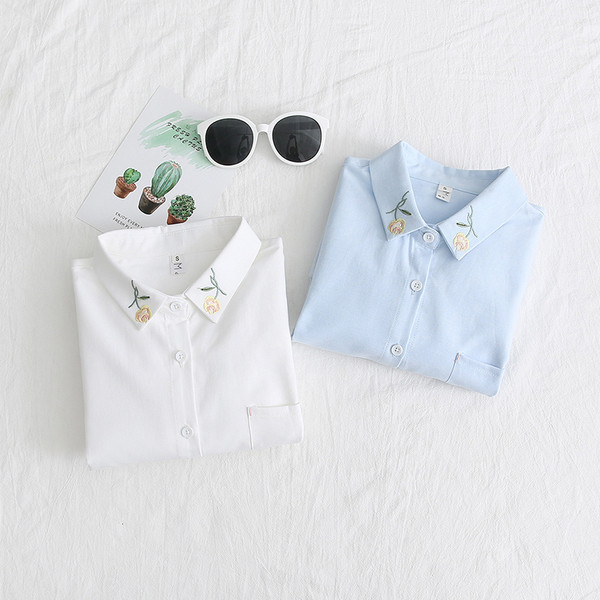 Модерна дамска риза в бял и син цвят с бродерия 