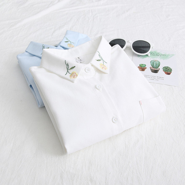 Модерна дамска риза в бял и син цвят с бродерия 