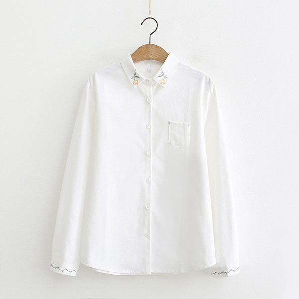 Модерна дамска риза в бял и син цвят с бродерия 