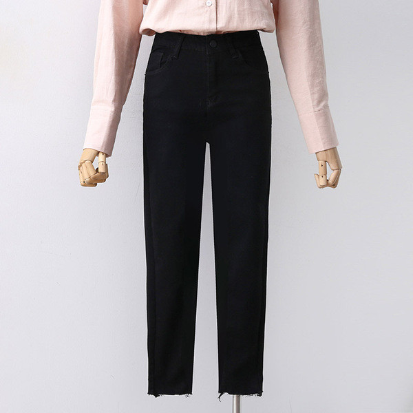 Ежедневни дамски дънки с джобове и скъсани мотиви в черен цвят