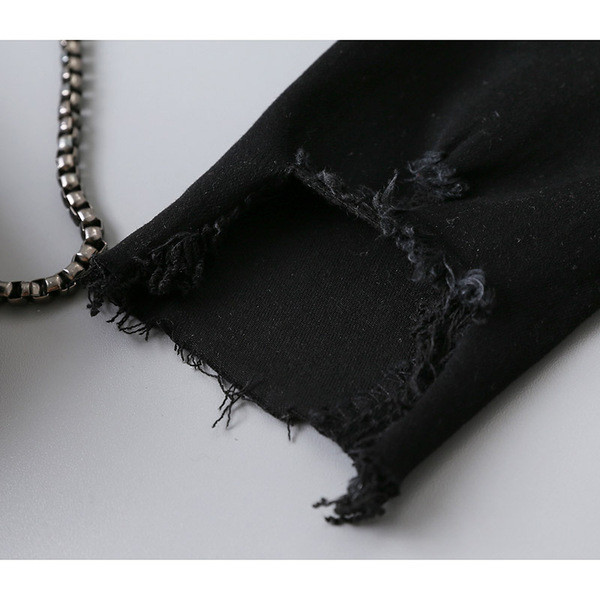 Ежедневни дамски дънки с джобове и скъсани мотиви в черен цвят