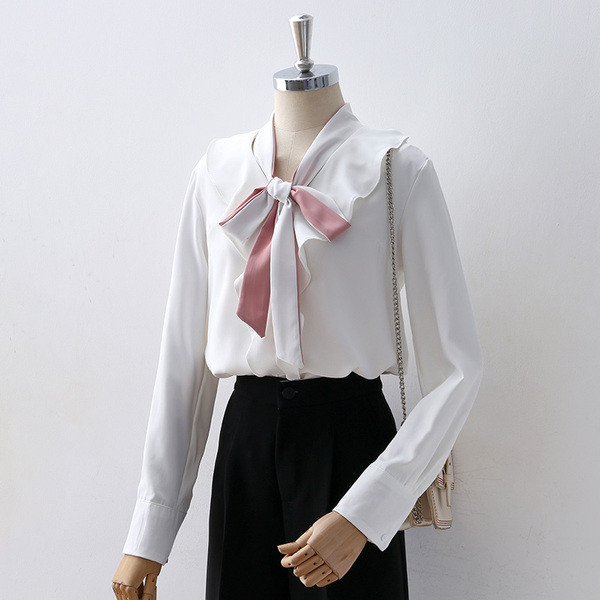 Стилна дамска риза с връзки и дълъг ръкав в бял цвят