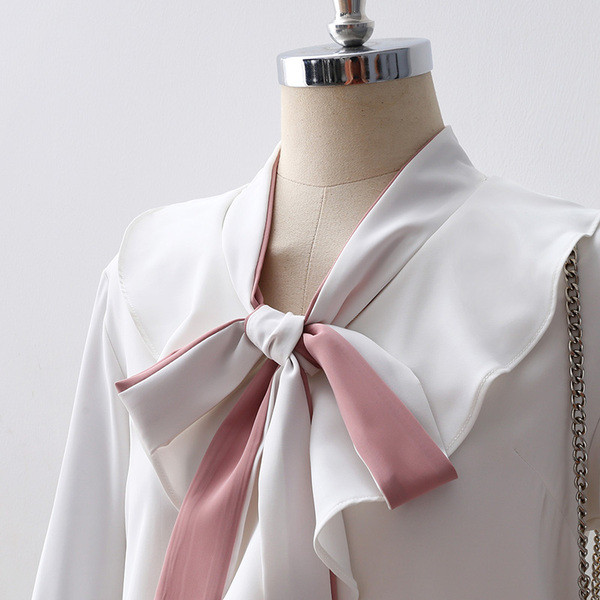 Стилна дамска риза с връзки и дълъг ръкав в бял цвят