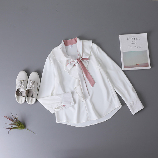 Стилна дамска риза с връзки и дълъг ръкав в бял цвят