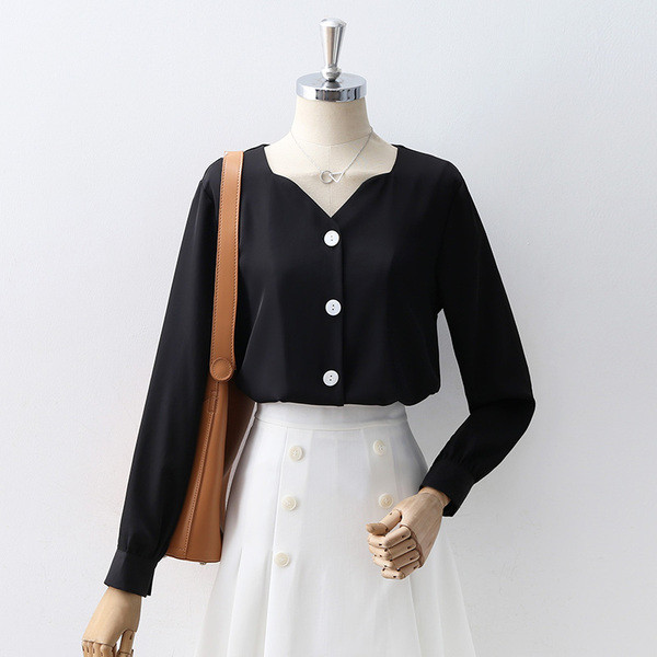 Нов модел модерна дамска риза с шпиц деколте и копчета в бял и черен цвят