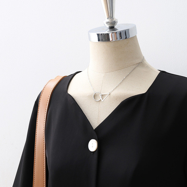 Нов модел модерна дамска риза с шпиц деколте и копчета в бял и черен цвят