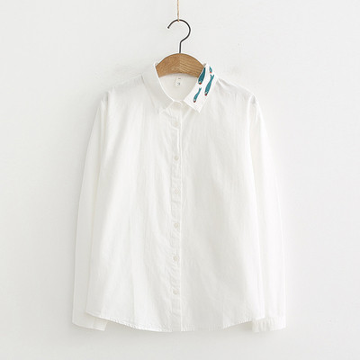 Модерна дамска риза в бял и син цвят с бродерия и класическа яка