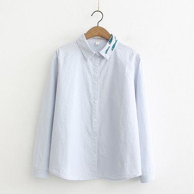 Модерна дамска риза в бял и син цвят с бродерия и класическа яка