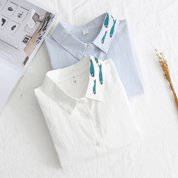 Модерна дамска риза в бял и син цвят с бродерия и класическа яка