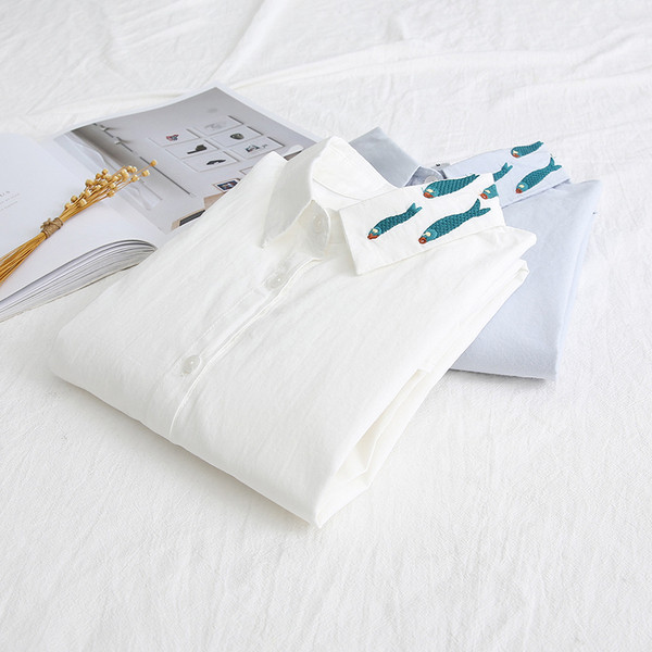 Модерна дамска риза в бял и син цвят с бродерия и класическа яка