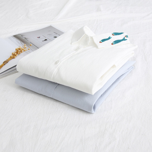 Модерна дамска риза в бял и син цвят с бродерия и класическа яка