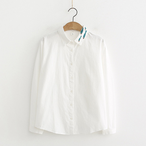 Модерна дамска риза в бял и син цвят с бродерия и класическа яка