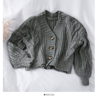 Мека дамска жилетка с копчета и V-образно деколте