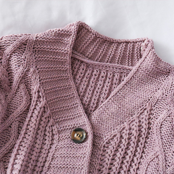 Мека дамска жилетка с копчета и V-образно деколте 