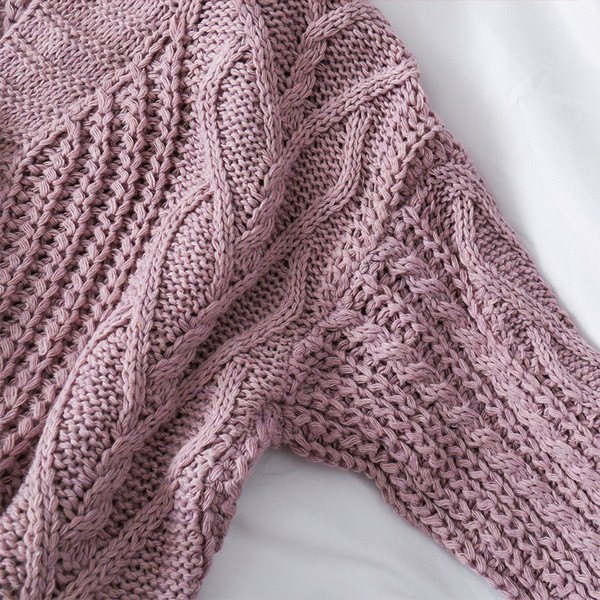 Мека дамска жилетка с копчета и V-образно деколте 