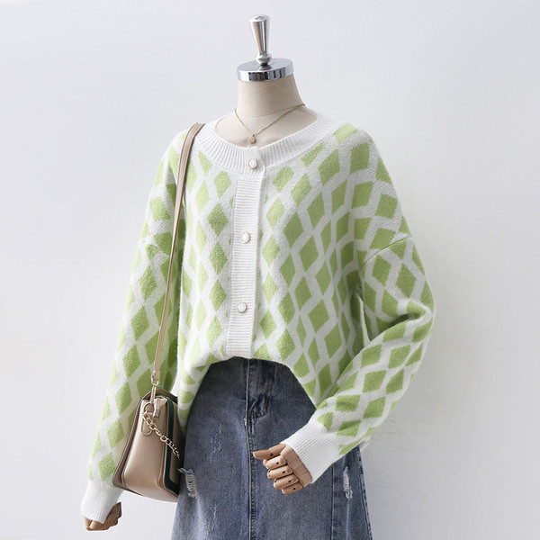 Модерна дамска жилетка с шарка и копчета в бял цвят