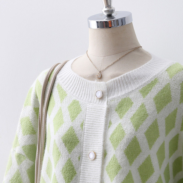 Модерна дамска жилетка с шарка и копчета в бял цвят