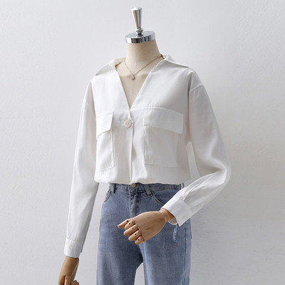 Актуална дамска риза с шпиц деколте и джобове в бежов и бял цвят