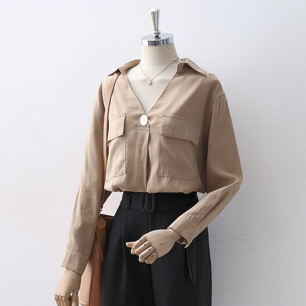 Актуална дамска риза с шпиц деколте и джобове в бежов и бял цвят