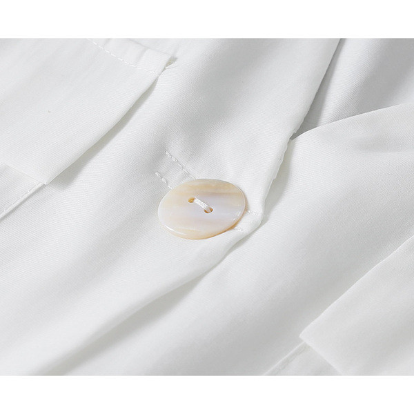 Актуална дамска риза с шпиц деколте и джобове в бежов и бял цвят