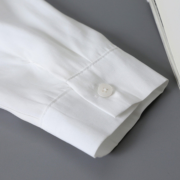 Актуална дамска риза с шпиц деколте и джобове в бежов и бял цвят