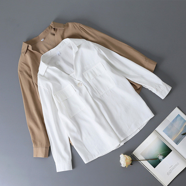 Актуална дамска риза с шпиц деколте и джобове в бежов и бял цвят