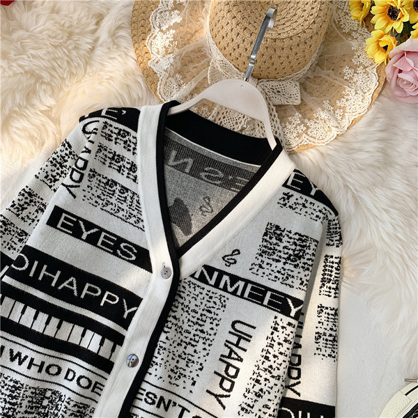 Дамски жилетки с копчета в сив и бял цвят