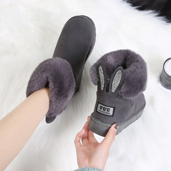 Модерни дамски боти с пух и апликация в няколко цвята 