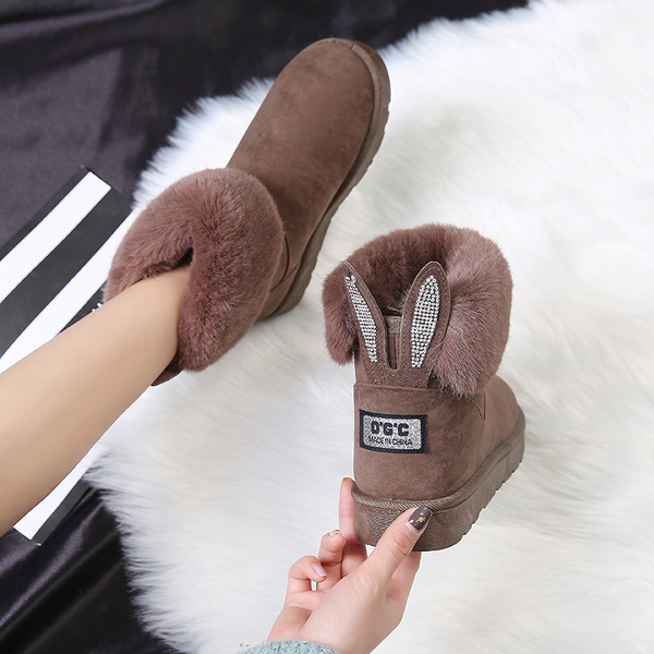 Модерни дамски боти с пух и апликация в няколко цвята 