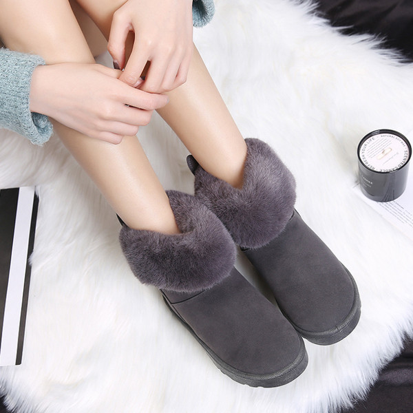 Модерни дамски боти с пух и апликация в няколко цвята 