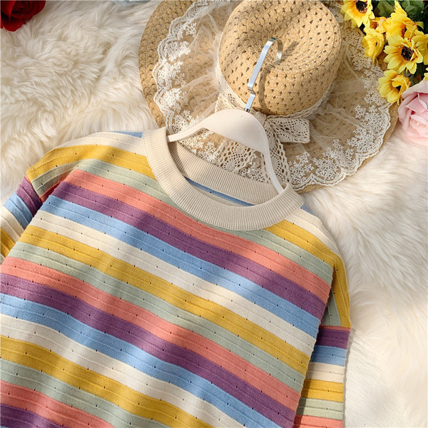 Модерен дамски цветен пуловер с овално деколте 