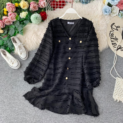 Модерна дамска рокля широк модел с шпиц деколте в черен и бял цвят