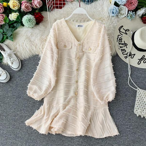 Модерна дамска рокля широк модел с шпиц деколте в черен и бял цвят