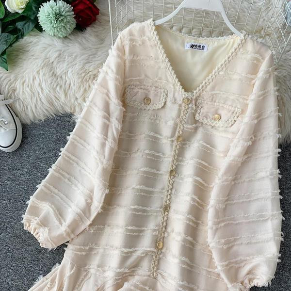 Модерна дамска рокля широк модел с шпиц деколте в черен и бял цвят