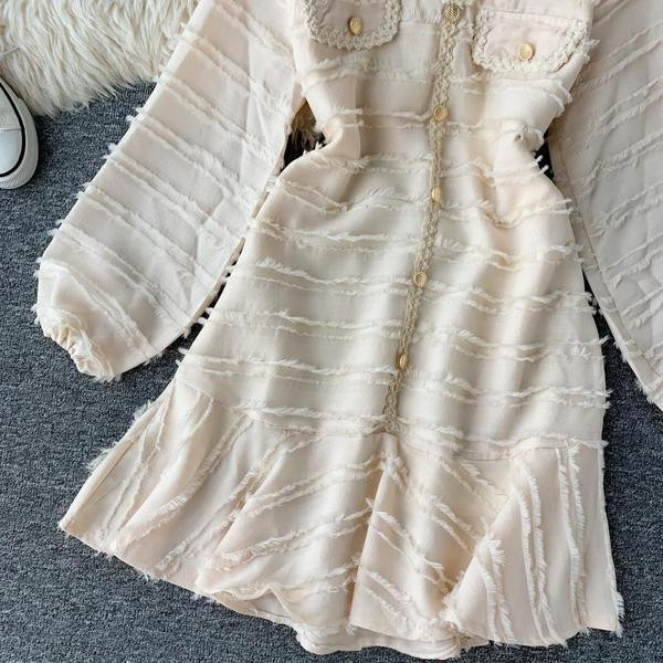 Модерна дамска рокля широк модел с шпиц деколте в черен и бял цвят