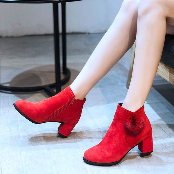 Модерни дамски боти с пух и дебел ток в няколко цвята 