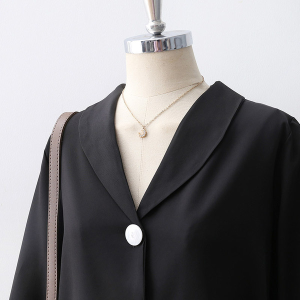 Нов модел дамска риза с шпиц деколте и копчета 