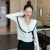 Модерна дамска къса жилетка в бял и черен цвят с декоративни перли