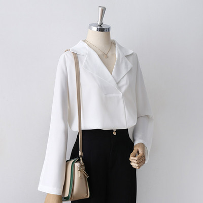 Актуална дамска риза с шпиц деколте и дълъг ръкав в бял цвят