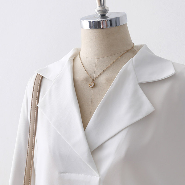 Актуална дамска риза с шпиц деколте и дълъг ръкав в бял цвят