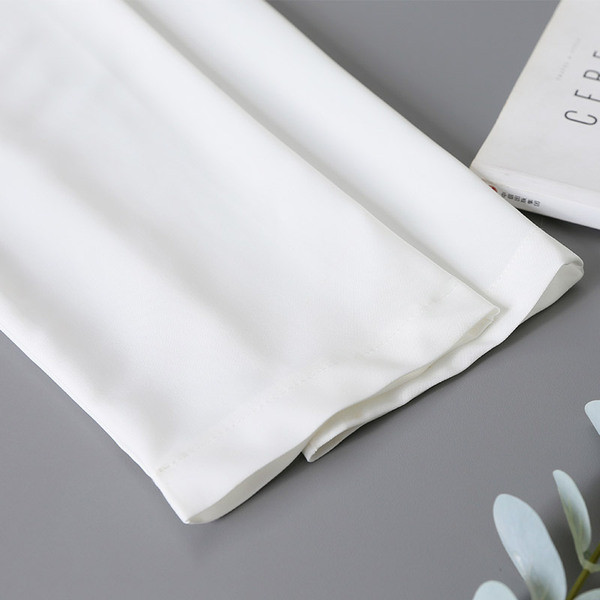 Актуална дамска риза с шпиц деколте и дълъг ръкав в бял цвят